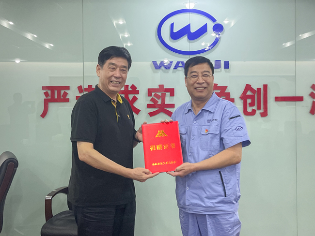 洛陽(yáng)市見(jiàn)義勇為協(xié)會(huì)為萬(wàn)基控股集團(tuán)頒授見(jiàn)義勇為協(xié)會(huì)捐贈(zèng)證書