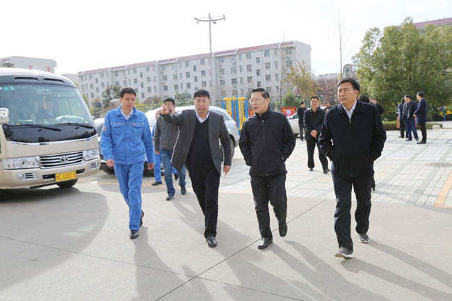 縣委書記劉冠瑜、縣長郅書安到萬基花園一小區(qū)視察指導工作